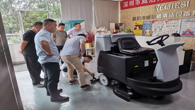 驾驶式扫地机哪个好？？该怎么选择？？