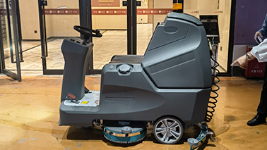 驾驶式洗地机的事情原理