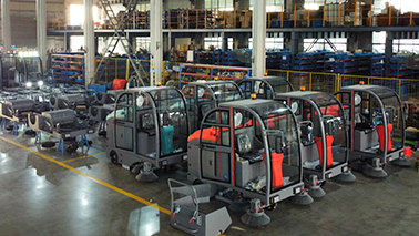 小型驾驶式扫地机是怎么举行事情的？？工业驾驶式扫地机有什么优点？？